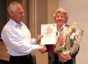 02.2008.AlfredSpiegel-Schmidt.ueberreicht.Urkunde.zur.Ehrenmitgliedschaft.an.unsere.langjaehrige.Kassierin.MarianneGroth - web.jpg